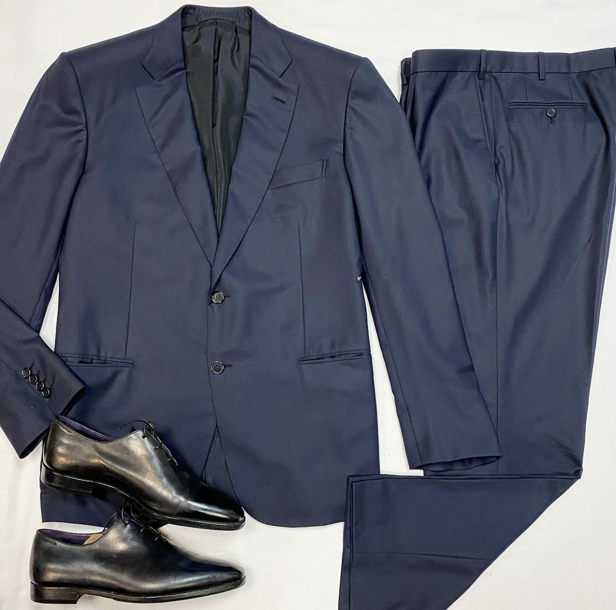 
Костюм Brioni размер 54 цена 30 770 руб
Ботинки Berluti размер 42 цена 38 463 руб 
