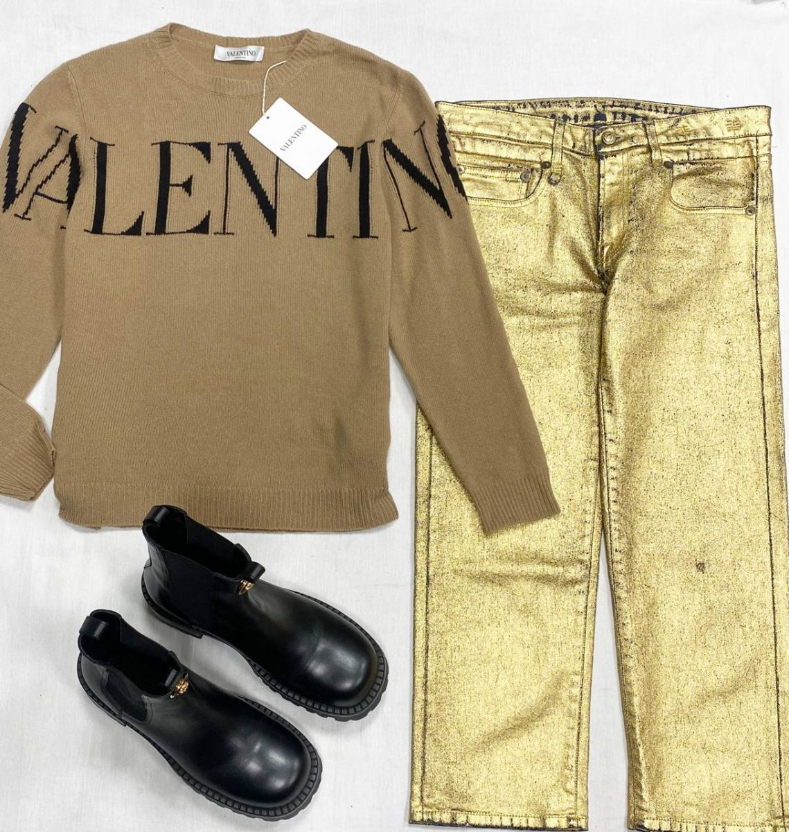 Кофта Valentino размер S цена 23 483 рубДжинсы R13 размер 29 цена 31 310 рубБотинки Versace размер 40 цена 70 448 руб