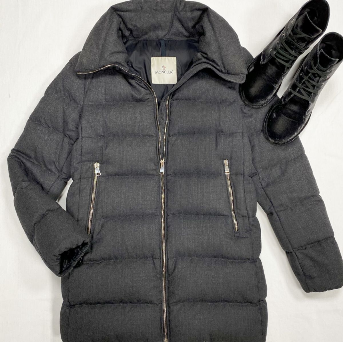 Пуховик Moncler размер 3 цена 27 693 руб 
Ботинки Chanel размер 39.5 цена 15 385 руб 