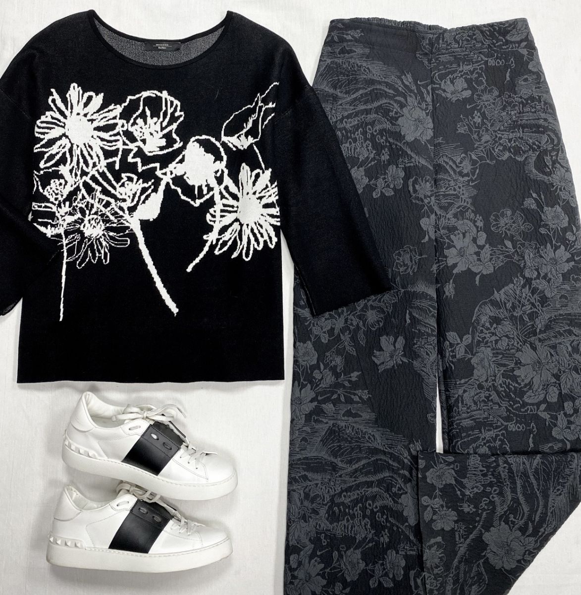 Кофта Weekend Max Mara размер M цена 7 828 руб
Брюки  размер L цена 10 959 руб 
Кеды Valentino размер 39.5 цена 18 786 руб