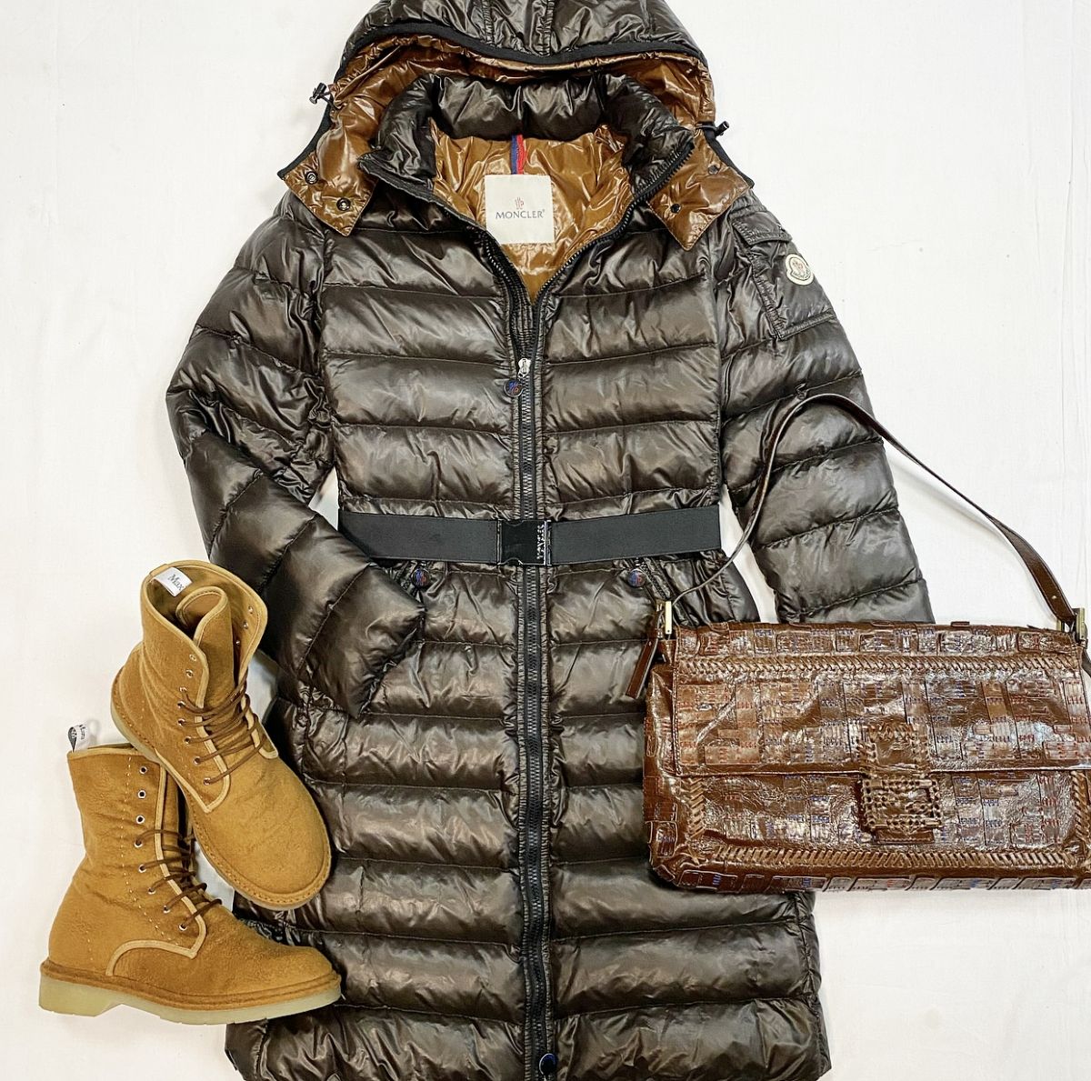 Пуховик Moncler размер 0 цена 23 078 руб 
Ботинки Max Mara размер 37 цена 18 463 руб 
Сумка Fendi 