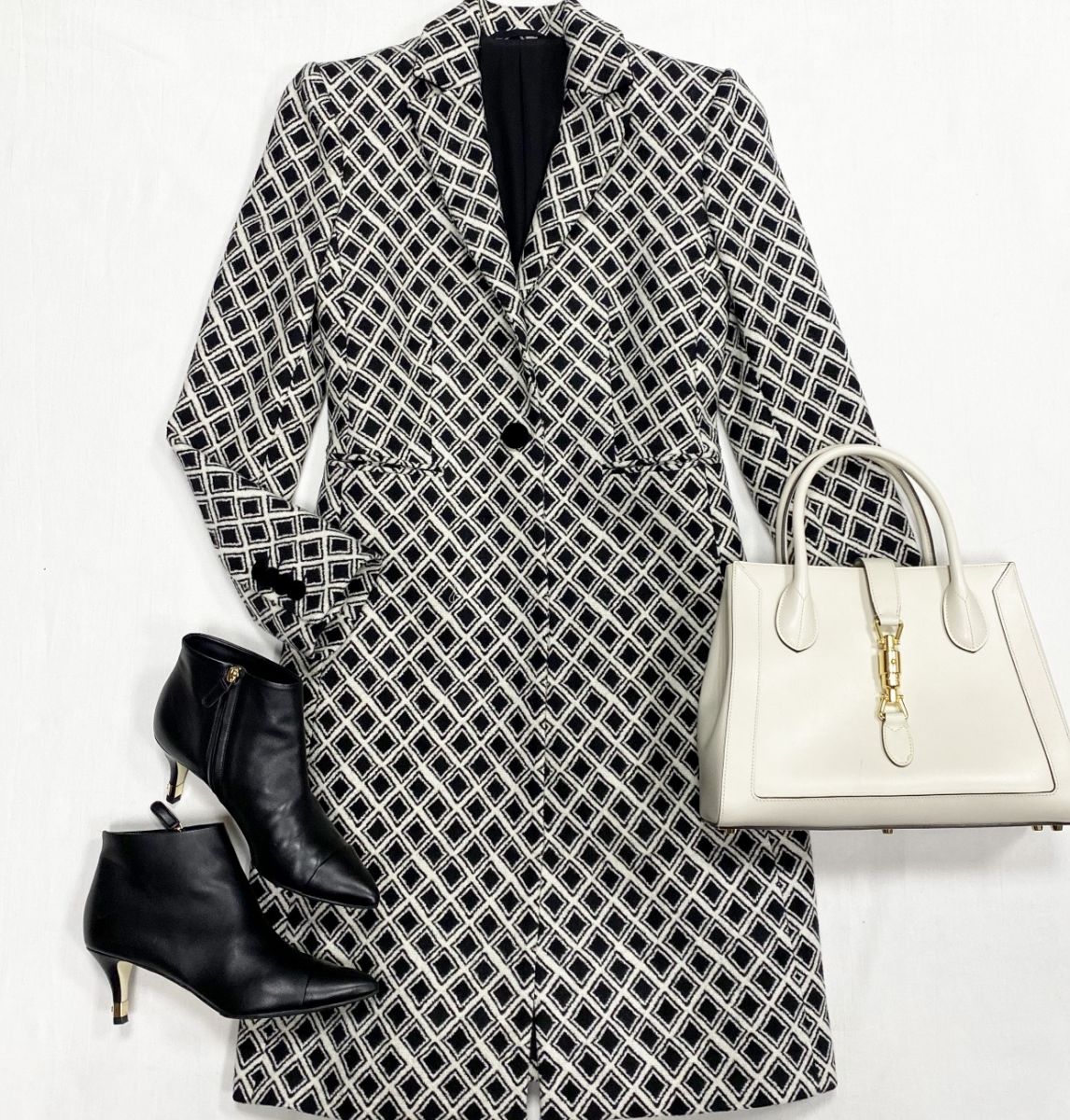 Пальто Kiton размер 40 цена 39 138 руб 
Ботильоны Chanel размер 38 цена 46 965 руб 
Сумка Gucci 