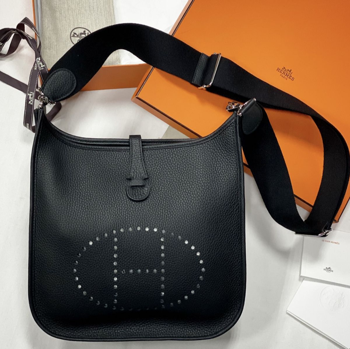 Сумка Hermès Evelyne 29 цена 469 650 руб / документы / упаковка / 
