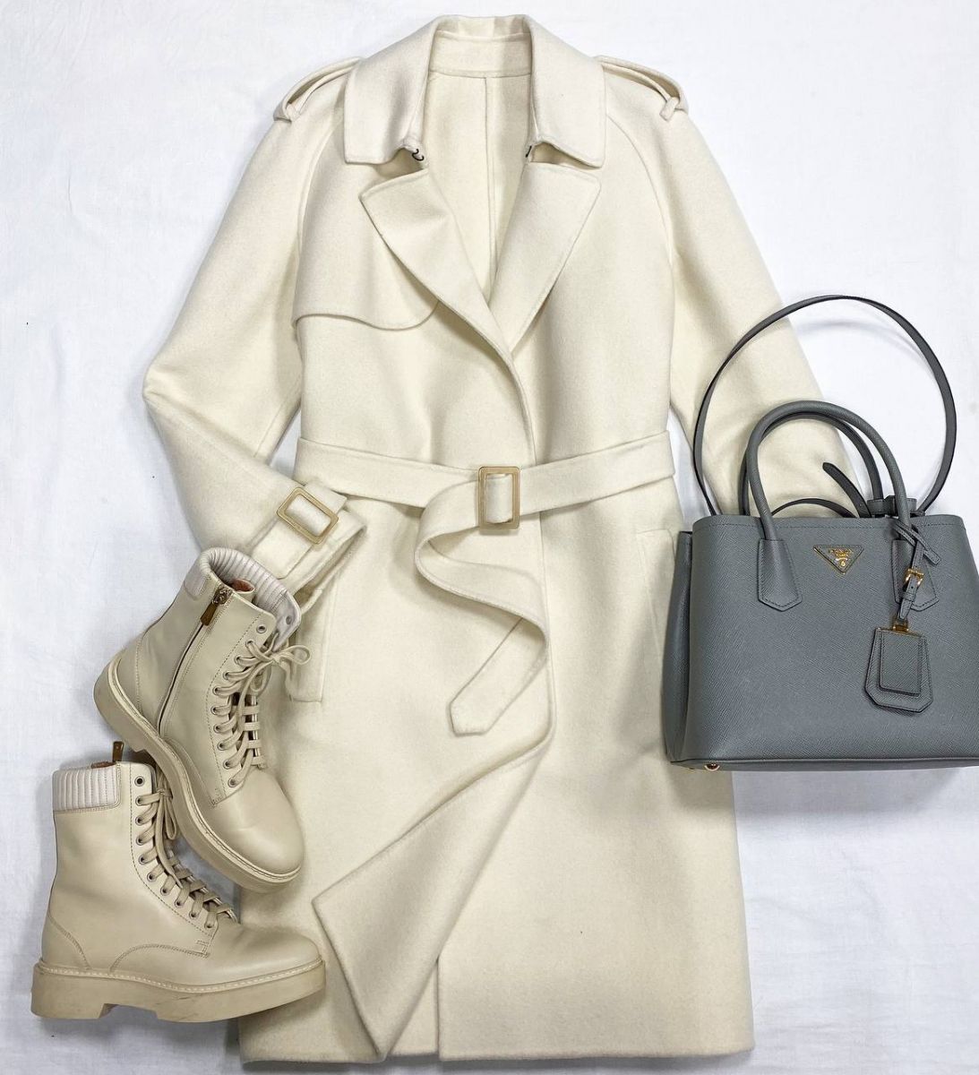 Пальто / кашемир / Bottega Veneta размер 42 цена 46 965 руб 
Ботинки Santoni размер 38 цена 23 483 руб 
Сумка Prada