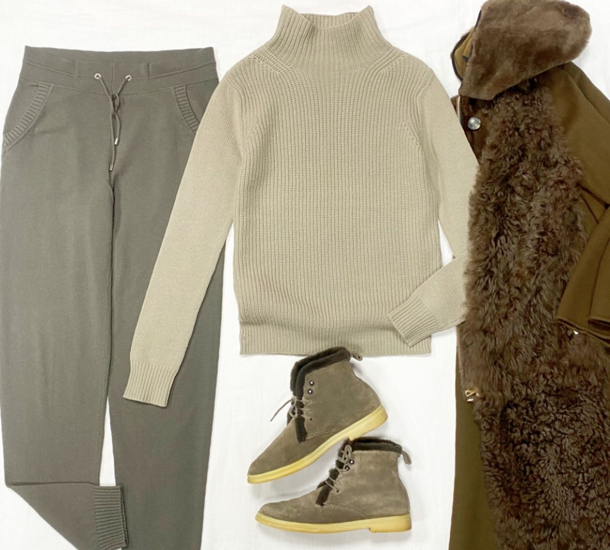 Брюки / кашемир / Chanel размер 36 цена 46 965 руб 
Свитер Chloè размер M цена 10 959 руб 
Пальто Yves Salomon размер 38 цена 39 138 руб 
Ботинки / на меху / Loro Piana размер 39 цена 46 965 руб