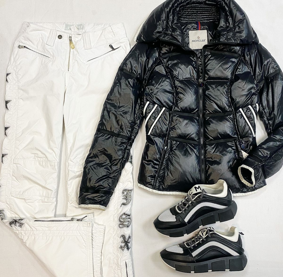 Пуховик Moncler размер 2 цена 7 693 руб Брюки / лыжные / Jet-Set размер 2 цена 3 078 руб Кроссовки Vic Matie размер 39 цена 12 308 руб