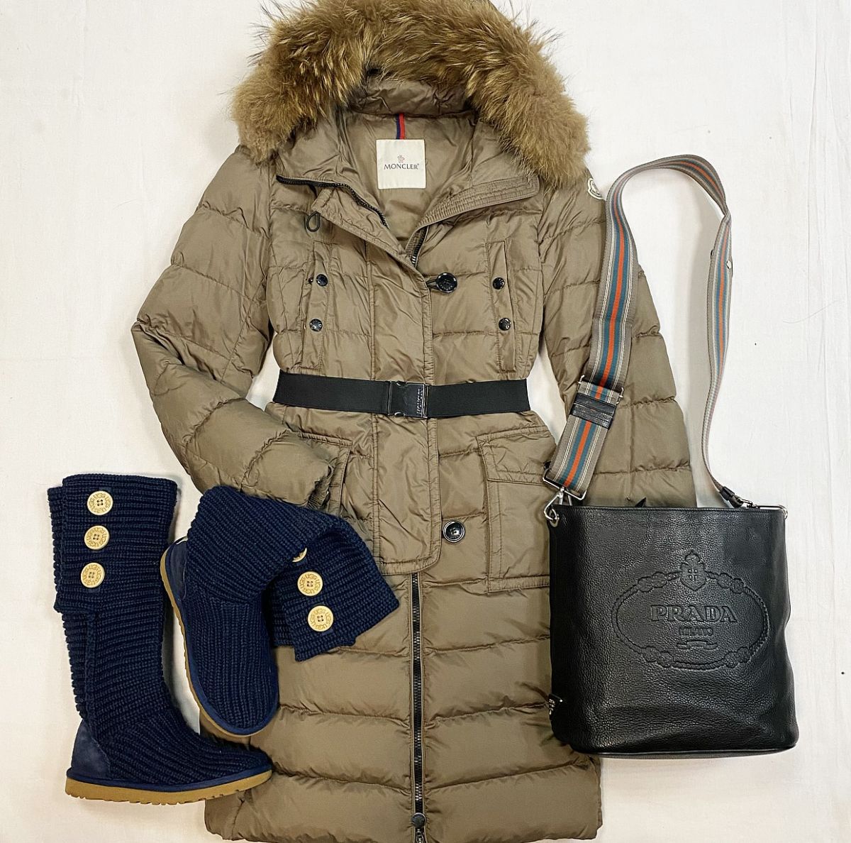 Пуховик Moncler размер 2 цена 12 308 руб Сапоги Ugg размер 36 цена 4 616 руб Сумка Prada