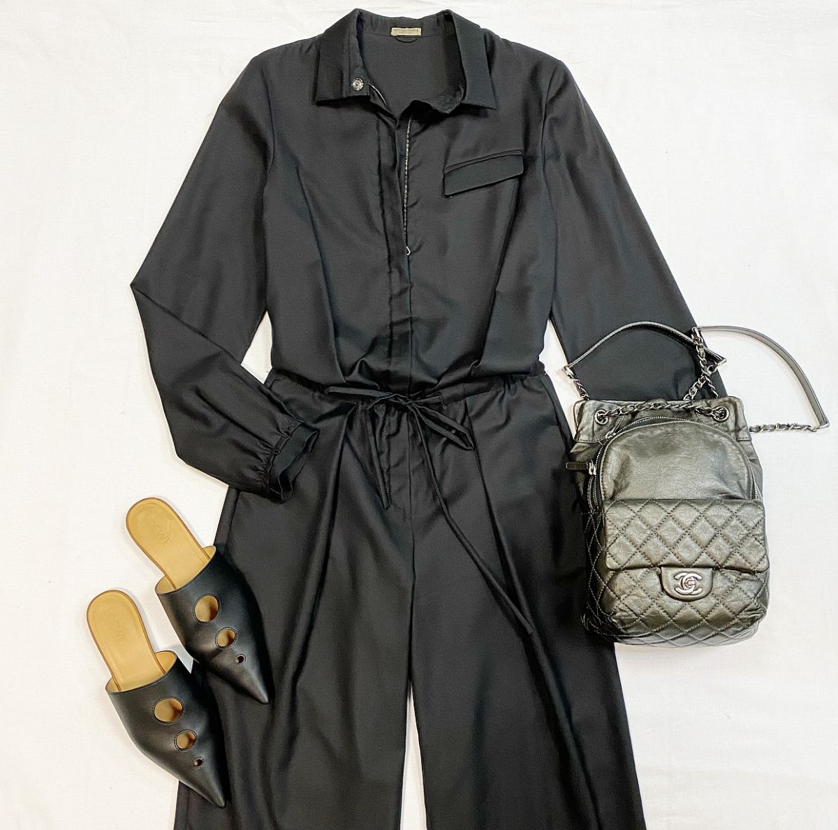 Комбинезон Bottega Veneta размер 40 цена 46 155 рубМюли Loewe размер 39 цена 23 078 рубРюкзак Chanel