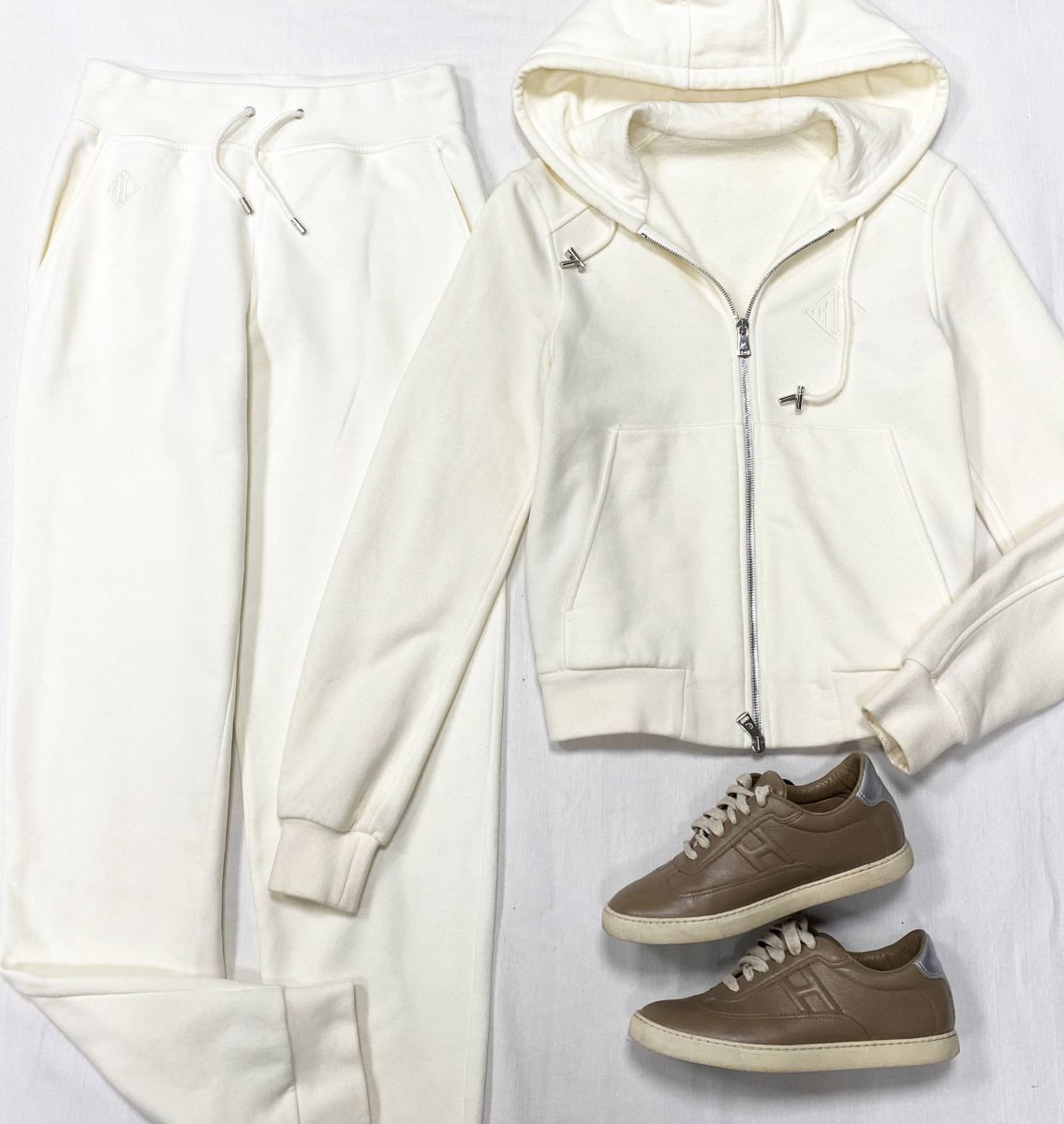 Костюм Ralph Lauren размер M цена 78 275 руб Кеды Hermès размер 36 цена 18 786 руб