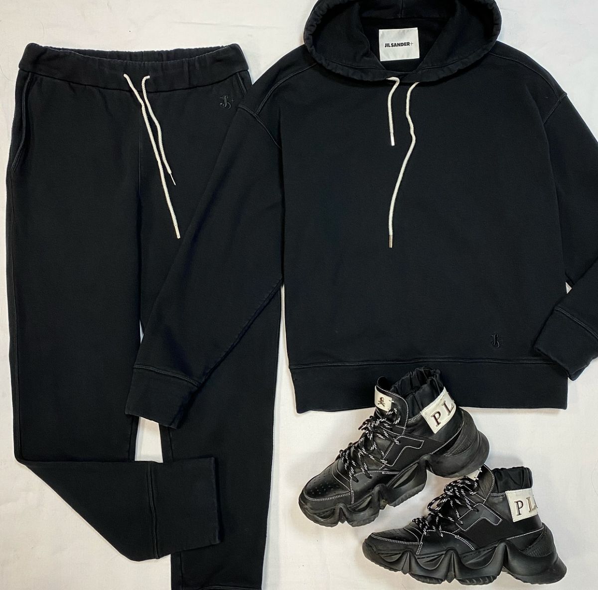 Костюм Jil Sander размер XS цена 15 385 руб Кроссовки Philipp Plein раа а змеи 41 цена 15 385 руб