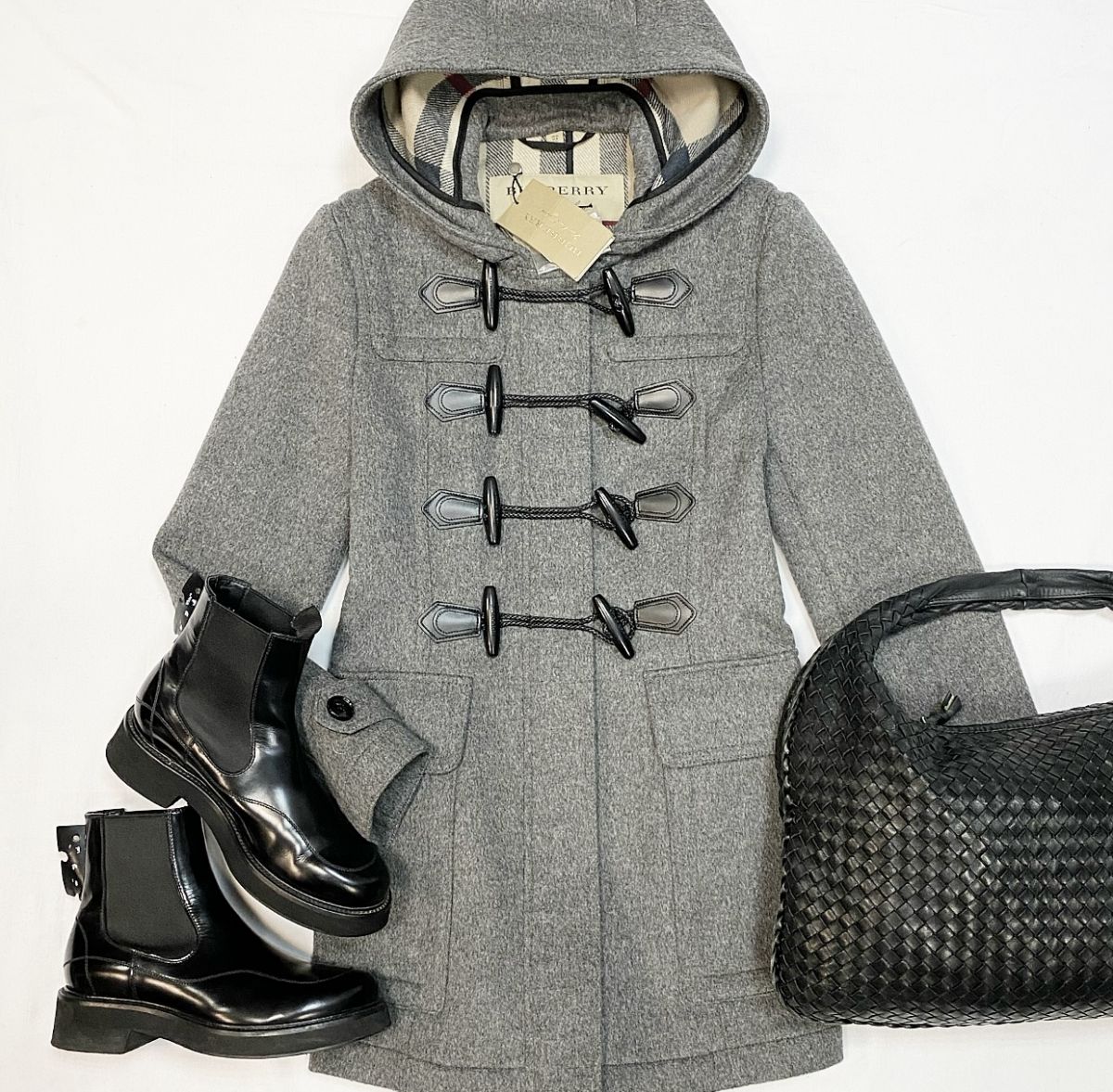 Пальто Burberry размер 42 цена 38 463 руб / с бирками / Ботинки Off White размер 38 цена 15 385 руб Сумка Bottega Veneta
