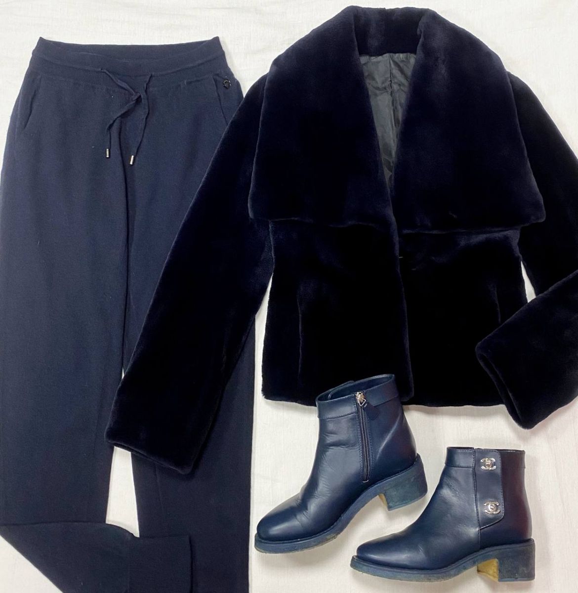 Брюки / кашемир /  размер 40 цена 23 483 руб 
Шубка / мех стриженой норки/ Gianfranco Ferre размер 40 цена 46 965 руб 
Ботинки Chanel размер 38.5 цена 31 310 руб