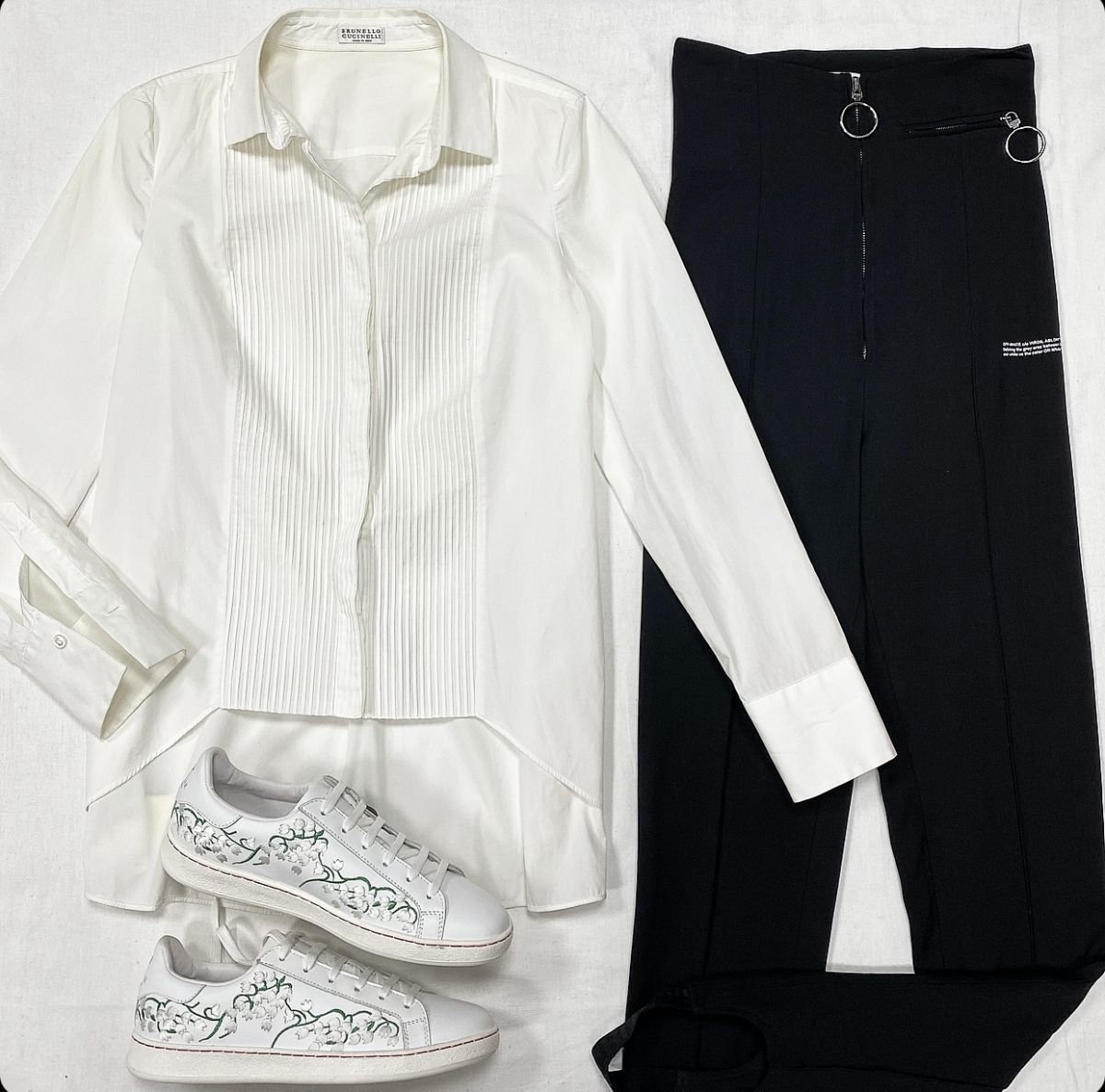 Блузка Brunello Cucinelli размер S цена 15 385 руб Брюки Off White размер S цена 10 770 руб Кеды Moncler размер 40 цена 18 463 руб
