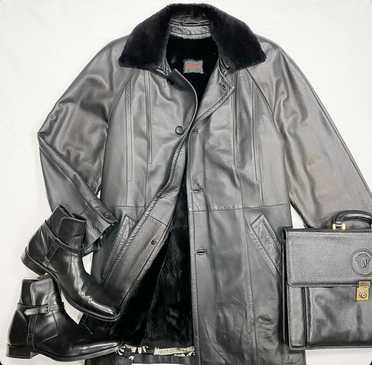 Пальто / кожа / на меху / Brioni размер 54 цена 76 925 руб Ботинки Saint Laurent размер 45 цена 23 078 руб Портфель Versace