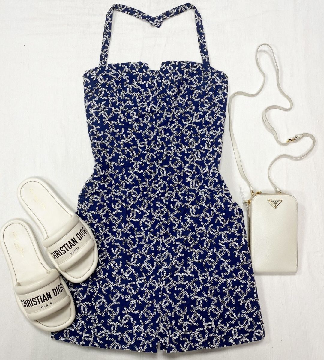 Сарафан Chanel размер 40 цена 109 585 руб 
Сабо Christian Dior размер 39 цена 46 965 руб 
Сумочка Prada 