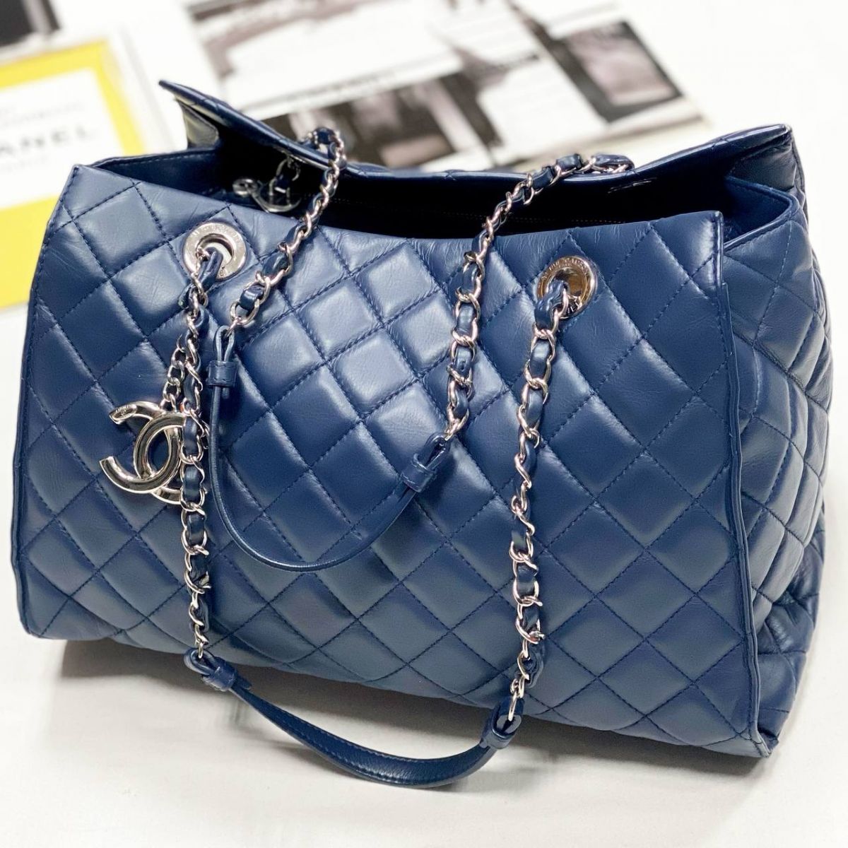 Сумка Chanel размер 35/25 цена 352 238 руб

