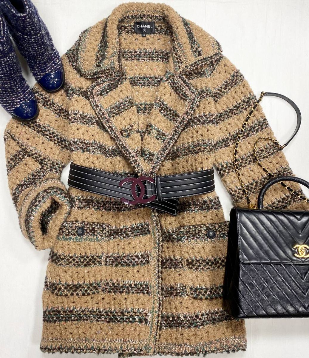 Пальто Chanel размер 42 цена 313 100 руб 
Ботильоны Chanel размер 37.5 цена 31 310 руб 
Сумка Chanel