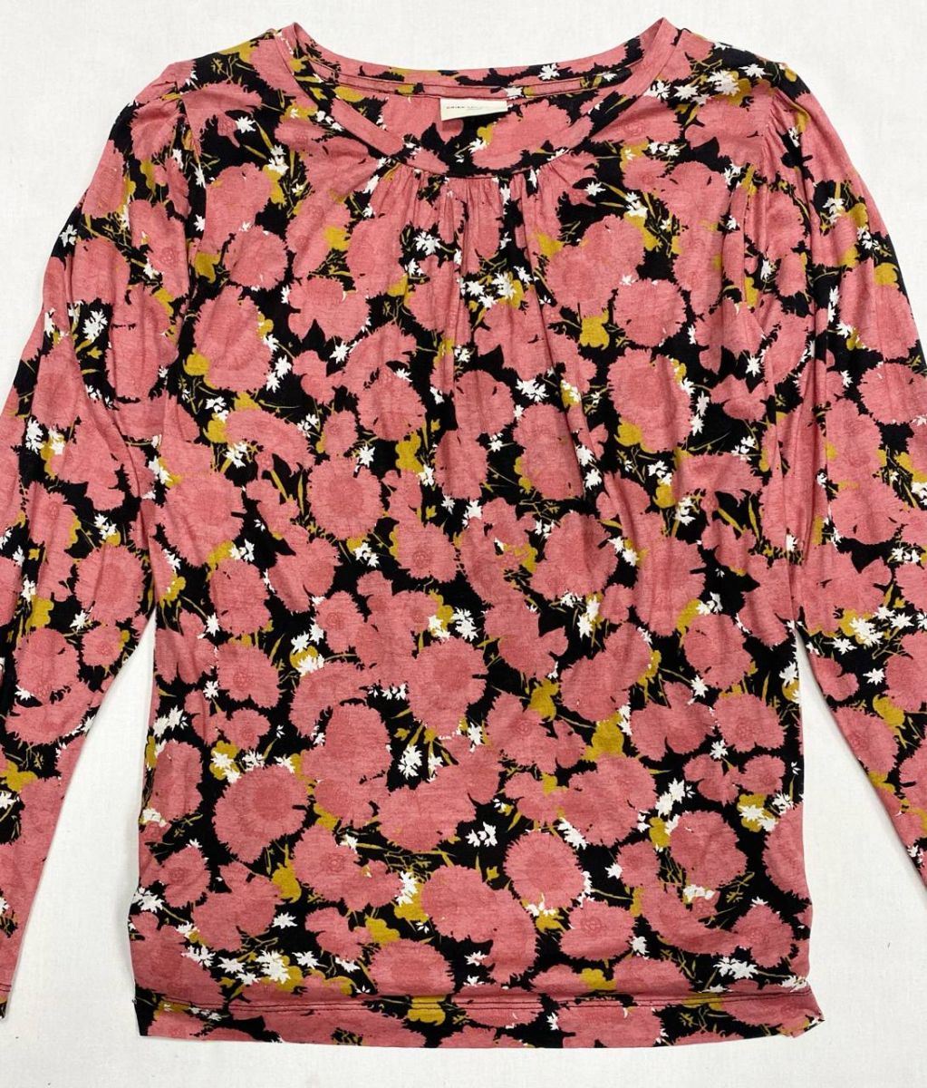 Кофта Dries Van Noten размер 40 цена 7 828 руб
Юбка Bohemique размер 36 цена 7 828 руб
Юбка Saint Laurent размер 36 цена 15 655 руб
Туфли Prada размер 39.5 цена 23 483 руб