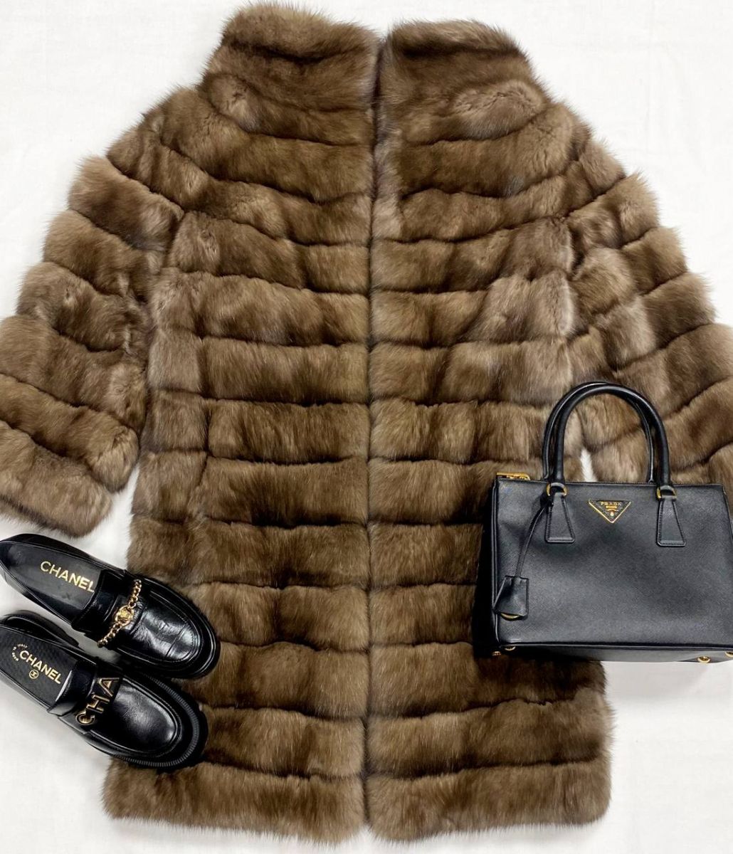 Шуба/ мех соболя/ размер 44 цена 187 860 рубЛоферы Chanel размер 39 цена 109 585 рубСумка Prada