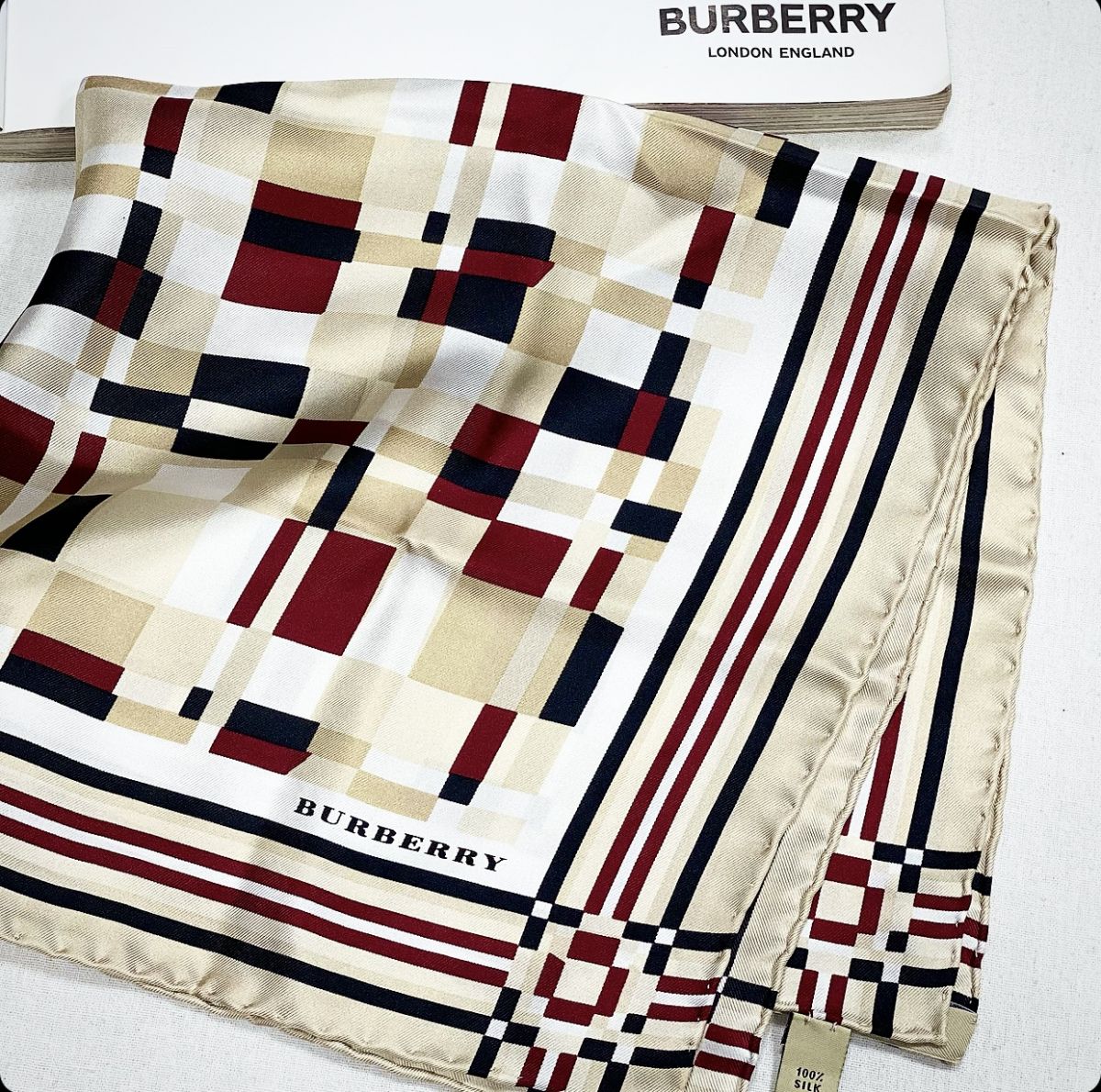 Платок / шелк / Burberry размер 50/50 цена 7 693 руб 