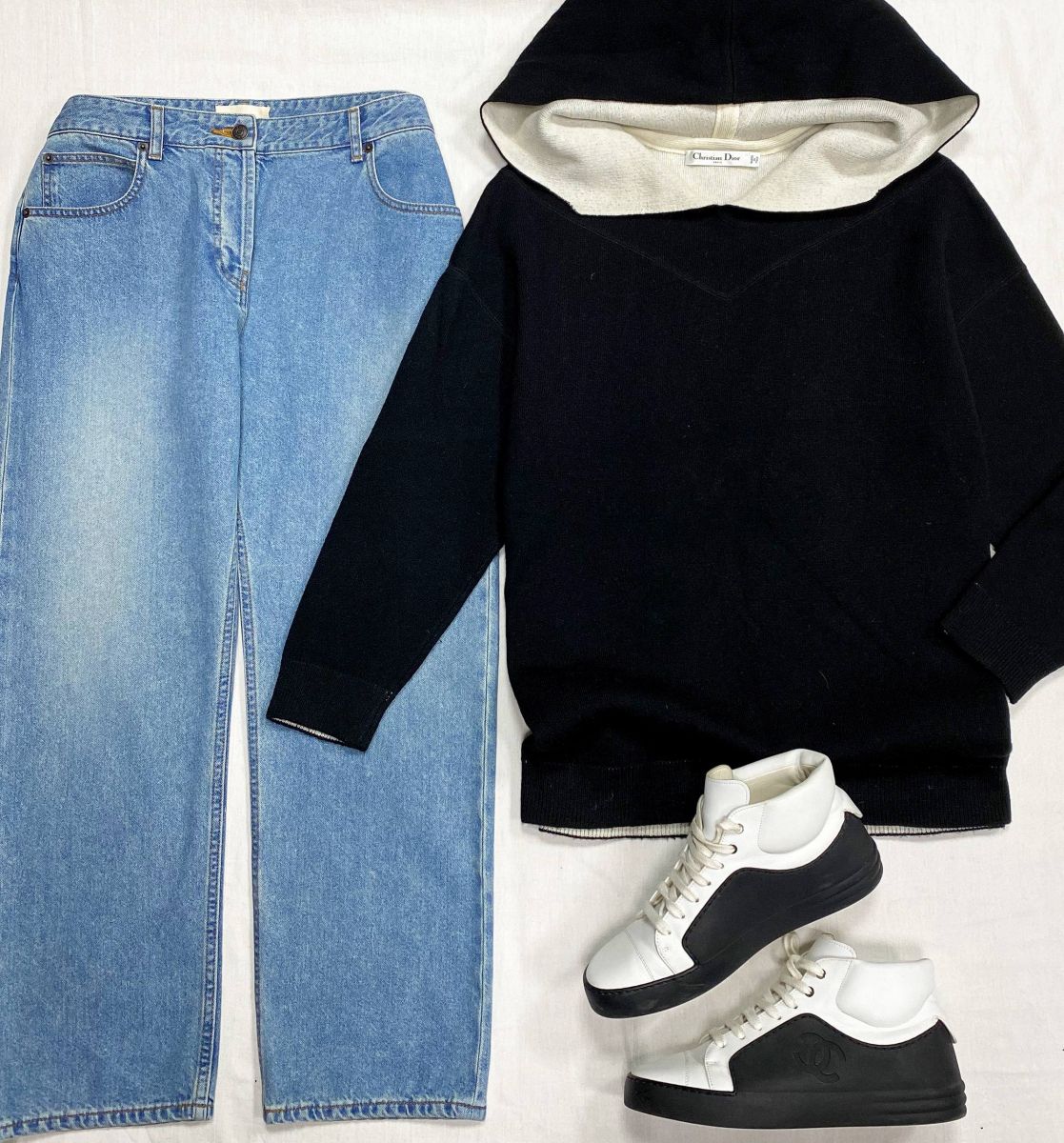 Толстовка Christian Dior размер 44 цена 31 310 руб Джинсы The Row размер 29 цена 54 793 руб Кеды Chanel размер 39.5 цена 46 965 руб