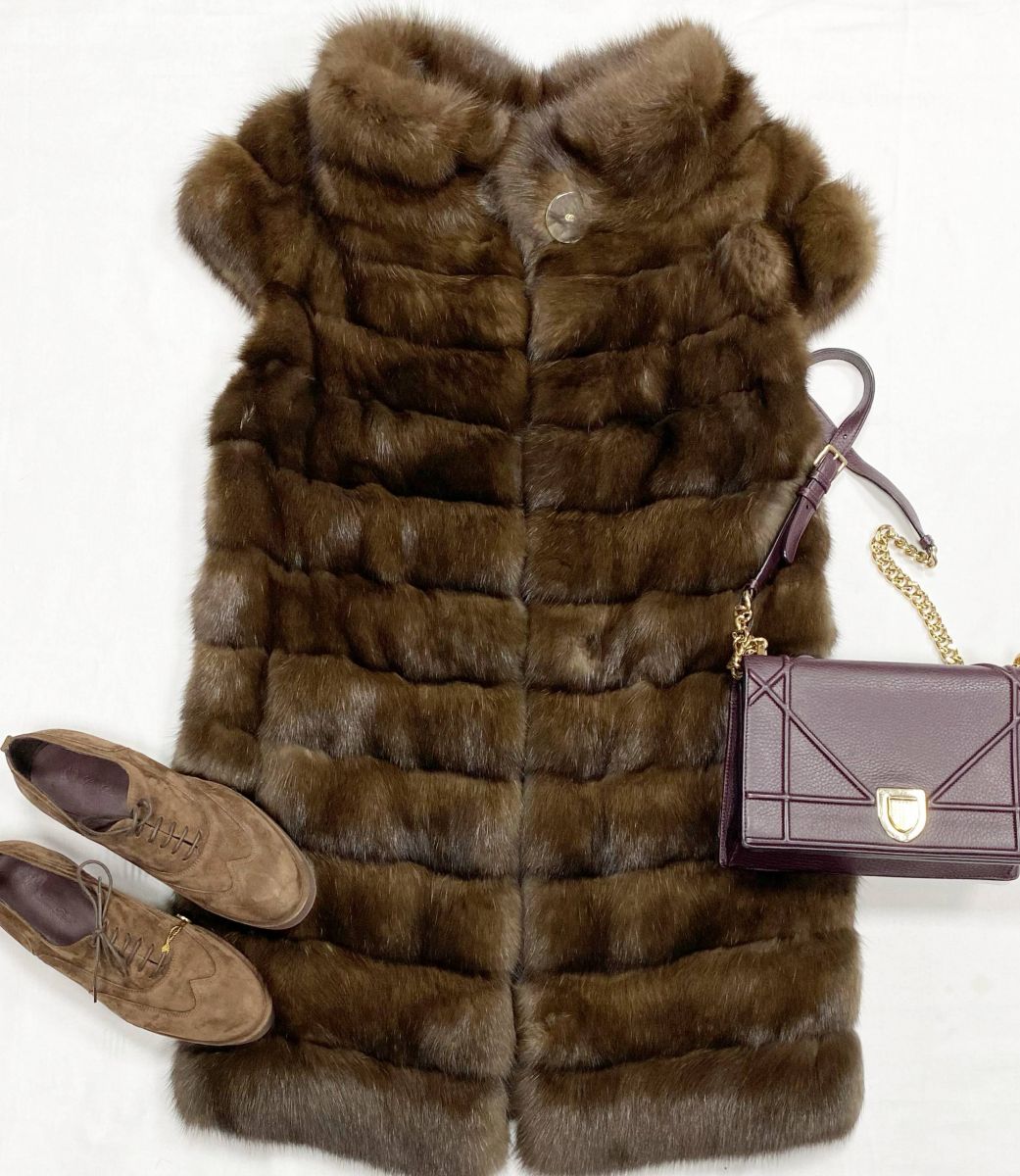 Жилет /мех соболя/ MalaMati размер 44 цена 156 560 руб
Ботинки Loro Piana размер 37 цена 36 007 руб
Сумка Christian Dior 