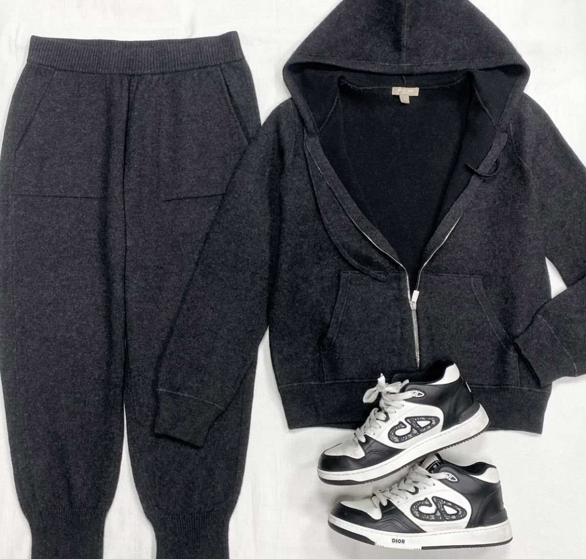 Костюм Michael Kors размер L цена 10 959 руб
Кроссовки Dior размер 39 цена 46 965 руб