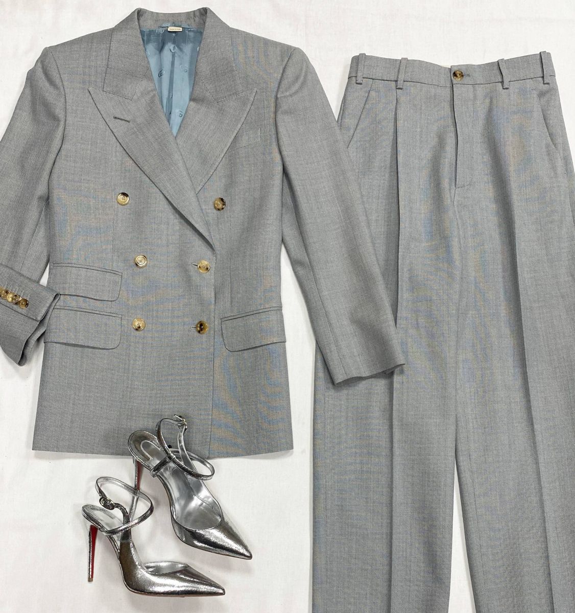 Костюм Gucci размер 38 цена 62 620 руб
Туфли Louboutin размер 37.5 цена 31 310 руб
