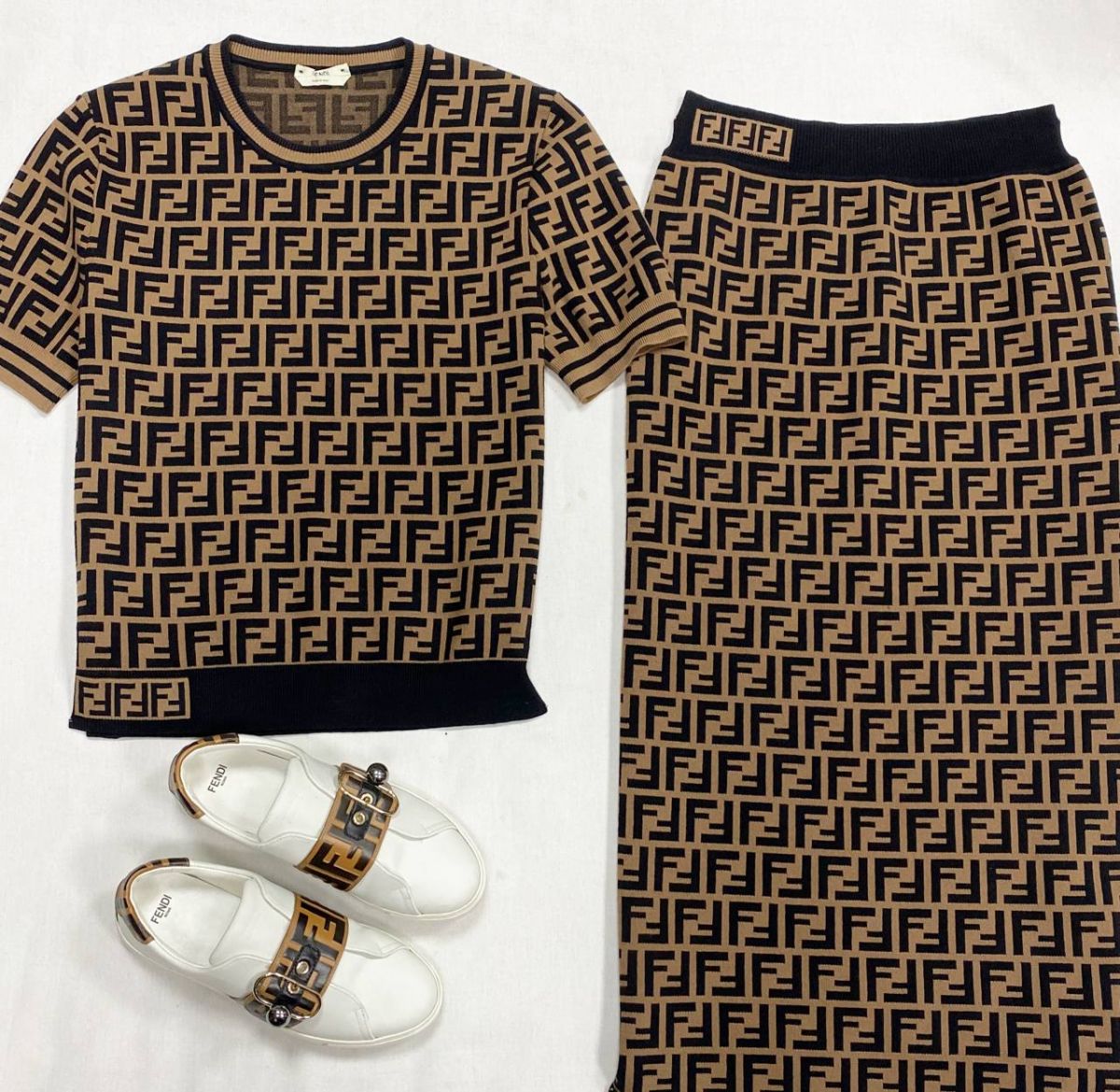 Костюм Fendi размер 44 цена 46 965 руб
Кеды Fendi размер 37 цена 23 483 руб