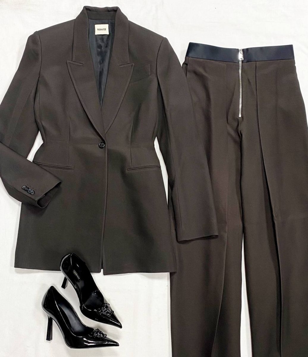 Костюм Khaite размер 4 цена 78 275 руб
Туфли Versace размер 39 цена 39 138 руб