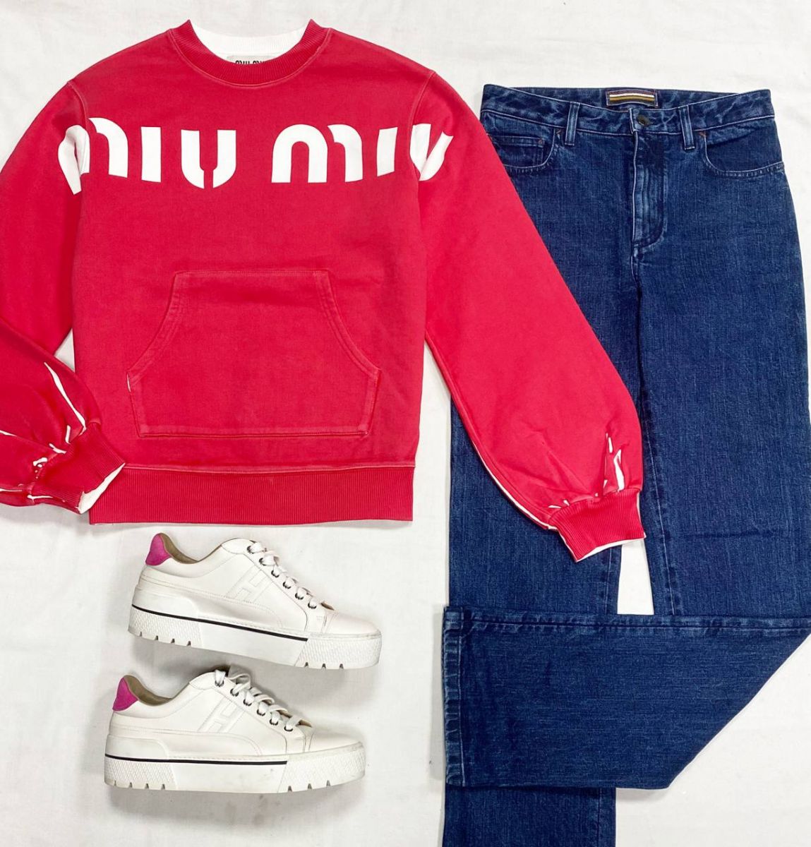 Толстовка Miu Miu размер XS цена 46 965 руб
Джинсы Loro Piana размер 40 цена 23 483 руб
Кеды Hermes размер 39.5 цена 46 965 руб