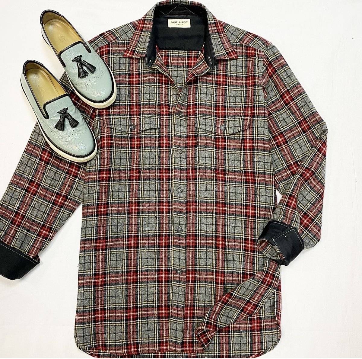 Рубашка Saint Laurent размер 46 цена 15 385 рубСлипоны Hermès размер 37 цена 23 078 руб