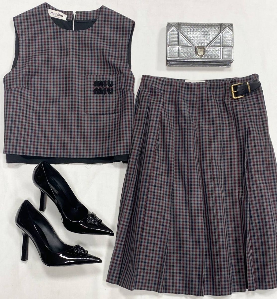 Костюм Miu Miu размер 38 цена 93 930 руб
Туфли Versace размер 39 цена 39 138 руб
Клатч Christian Dior 