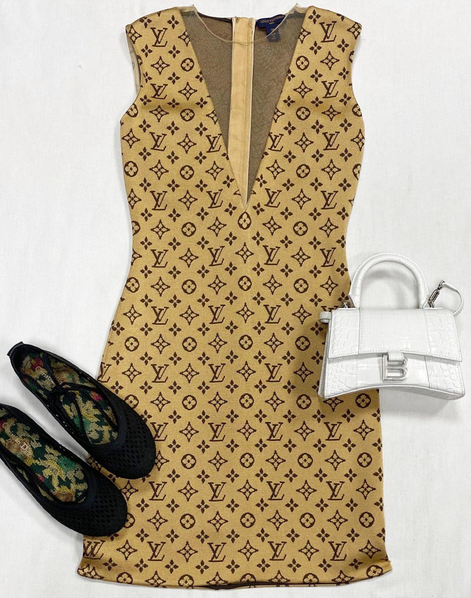 Платье Louis Vuitton размер 34 цена 46 965 руб
Балетки Christian Dior размер 38 цена 23 483 руб
Сумочка Balenciaga 