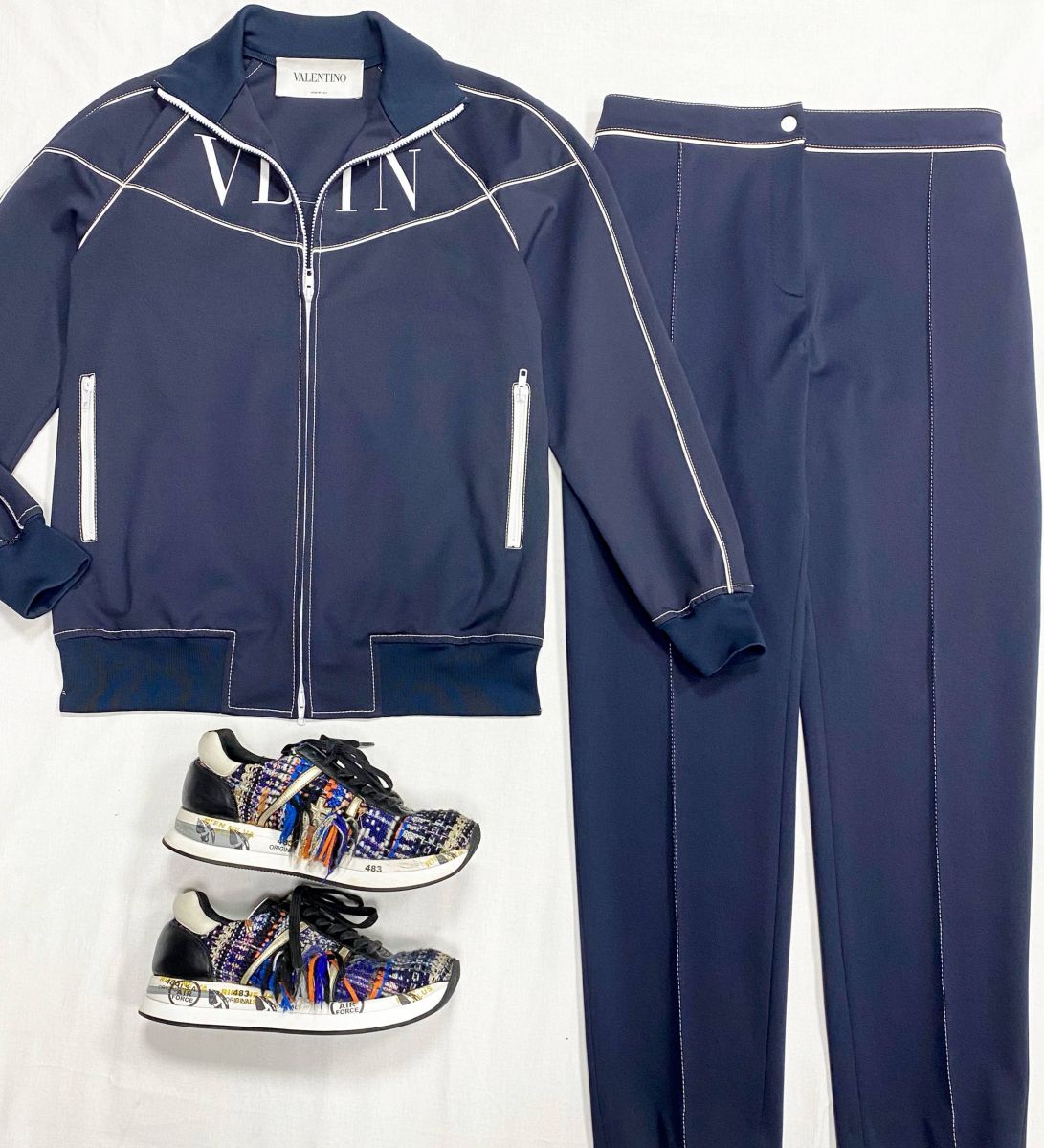 Костюм Valentino размер 46 цена 46 965 руб
Кроссовки/ твид/ Premiata размер 40 цена 15 655 руб