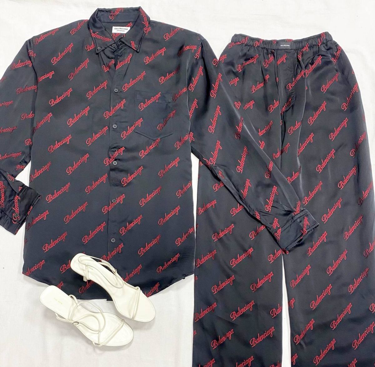 Рубашка Balenciaga размер 36 цена 31 310 руб
Брюки Balenciaga размер 36 цена 23 483 руб
Босоножки The Row размер 40.5 цена 46 965 руб