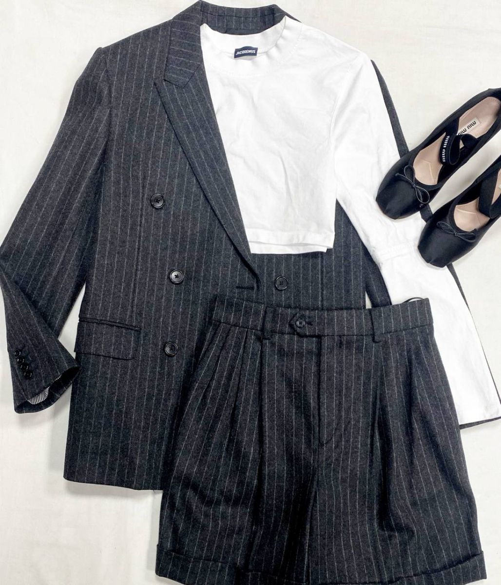 Костюм Celine размер 34 цена 93 930 руб
Топ Jacquemus размер S цена 7 828 руб
Туфли Miu Miu размер 38 цена 39 138 руб