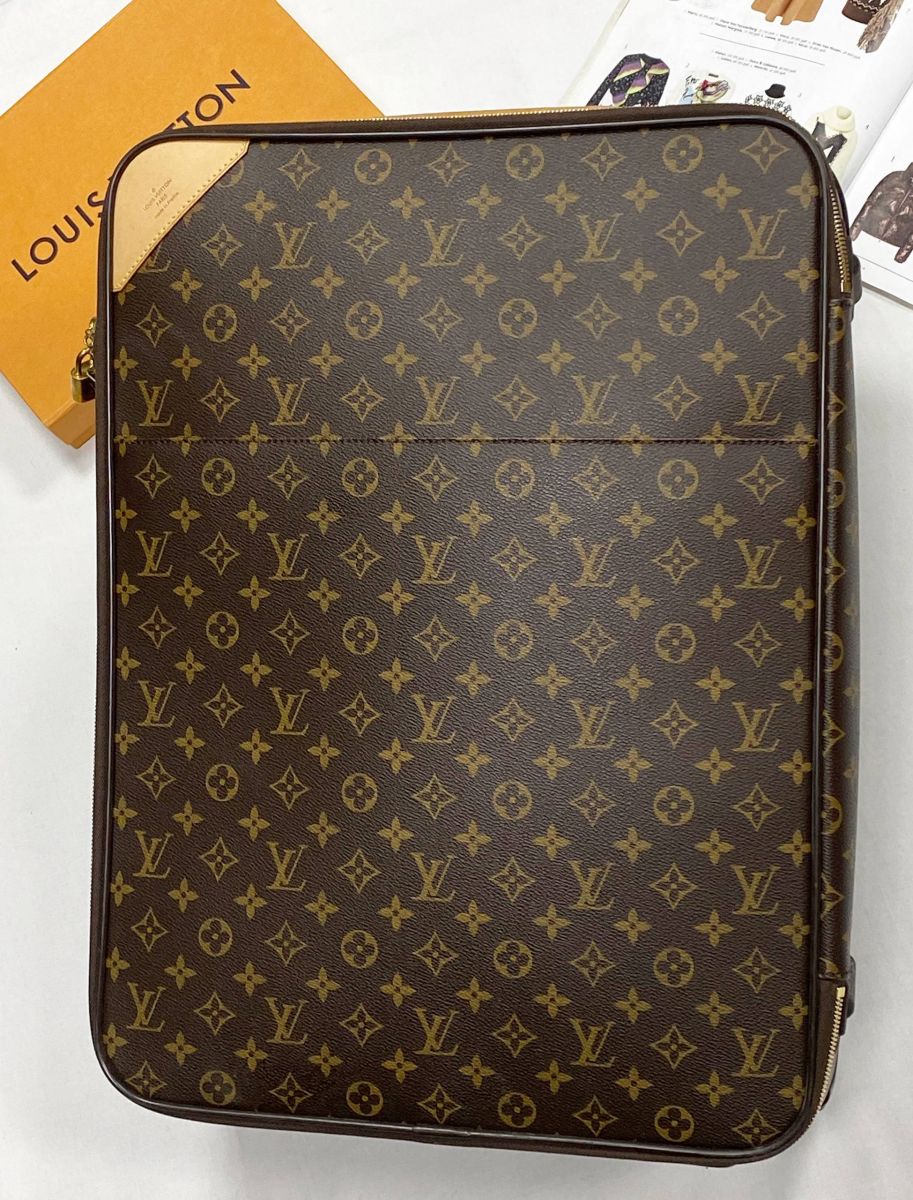 Чемодан Louis Vuitton размер 40/50 цена 93 930 руб

