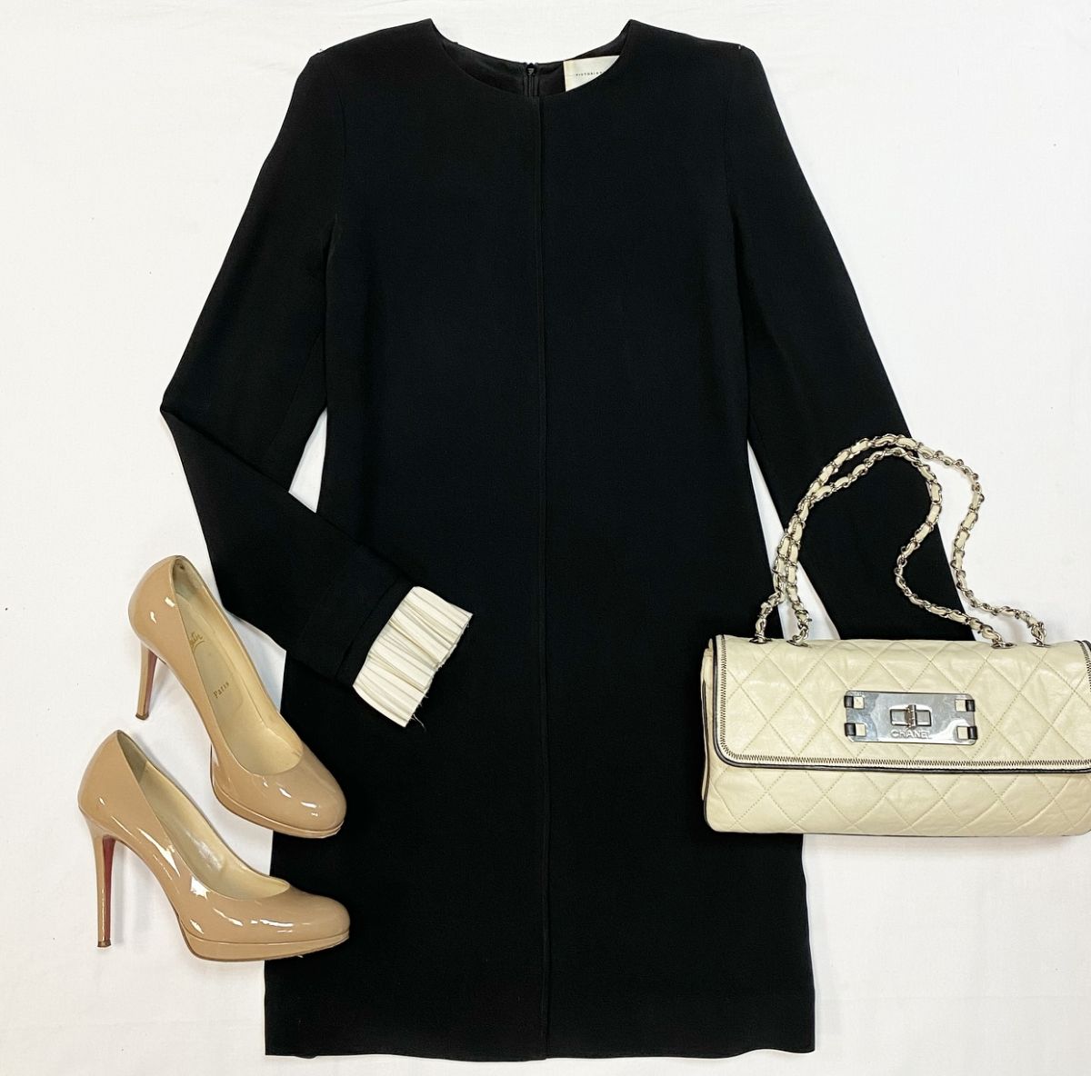 Платье Victoria Beckham размер 40 цена 7 693 рубТуфли Louboutin размер 39 цена 15 385 рубСумка Chanel