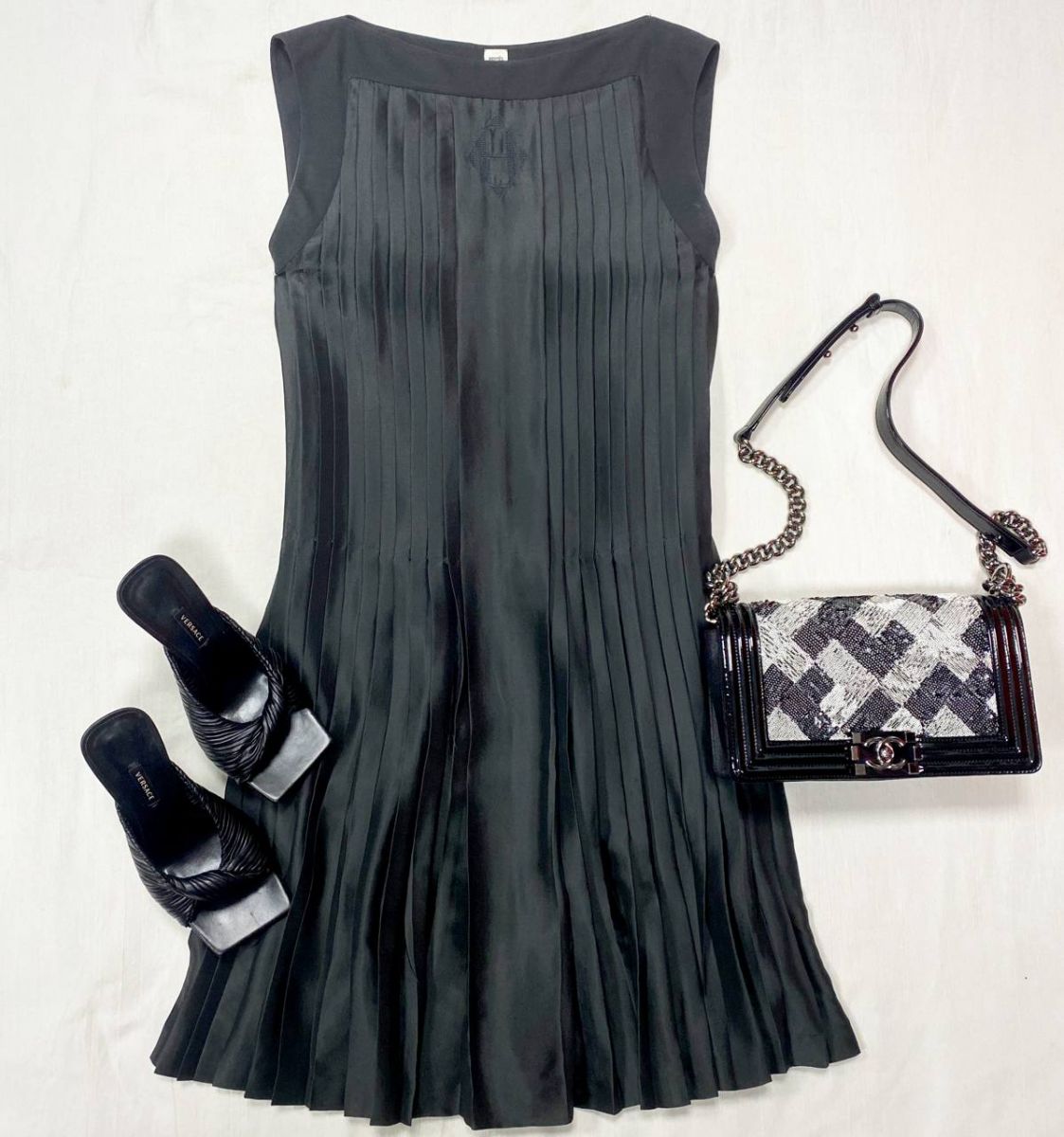 Платье / шелк / Hermès размер 36 цена 23 483 руб 
Сабо Versace размер 39 цена 23 483 руб 
Сумка Chanel