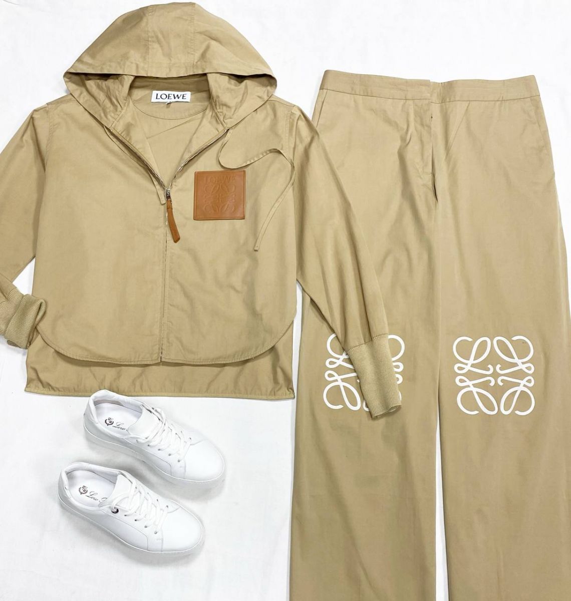 Костюм Loewe размер 36 цена 125 240 руб
Кеды Loro Piana размер 37.5 цена 31 310 руб