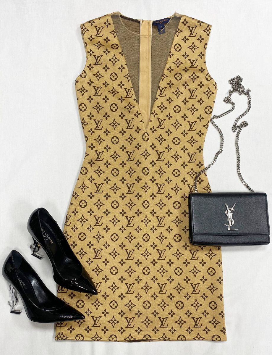 Платье Louis Vuitton размер 34 цена 78 275 руб
Туфли Saint Laurent размер 38.5 цена 23 483 руб
Сумочка Saint Laurent 