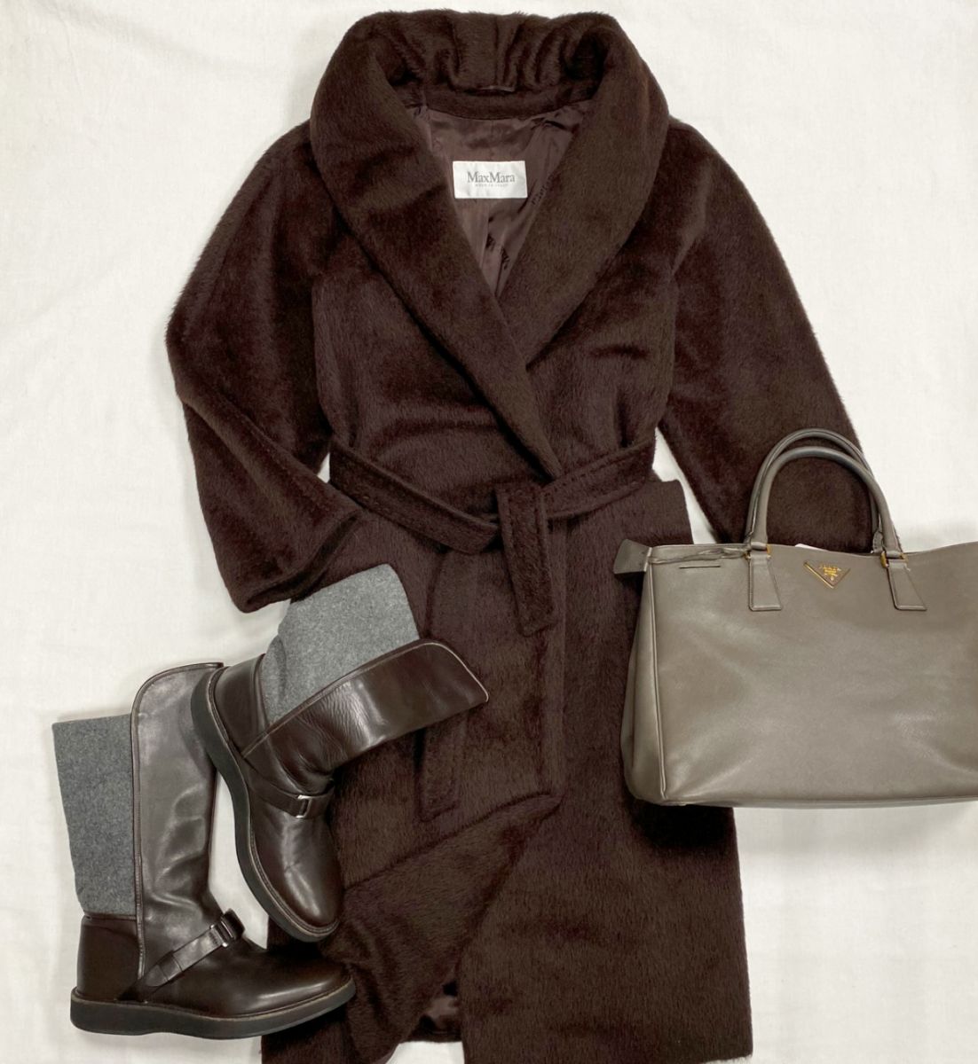 Пальто Max Mara размер 34 цена 15 655 руб 
Сапоги Fabiana Filippi размер 40 цена 18 786 руб 
Сумка Prada