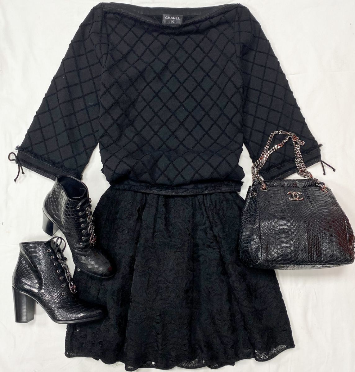 Кофта Chanel размер 36 цена 23 078 руб 
Юбка Chanel размер 36 цена 23 078 руб 
Ботильоны Chanel размер 38 цена 46 155 руб 
Сумка Chanel
