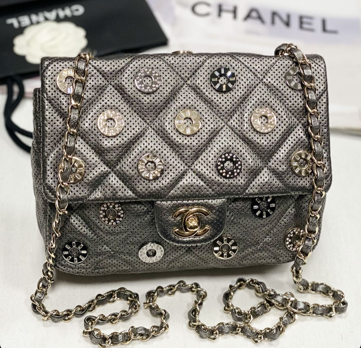 Сумка / декоративная отделка металл / камни / Chanel размер 23/17 цена 307 700 руб 