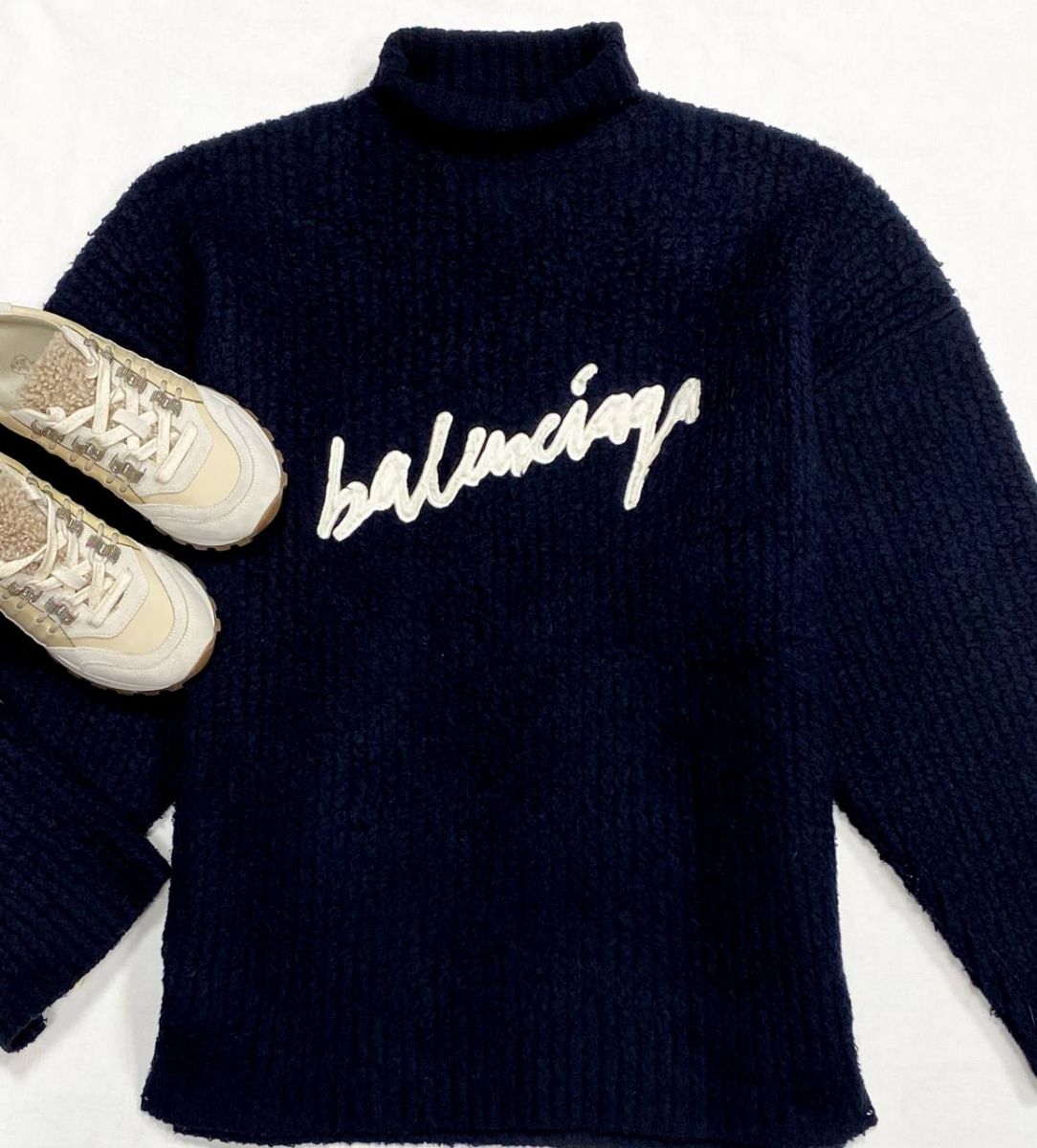 Свитер Balenciaga размер XS цена 39 138 руб
Кроссовки Brunello Cucinelli размер 37.5 цена 54 793 руб