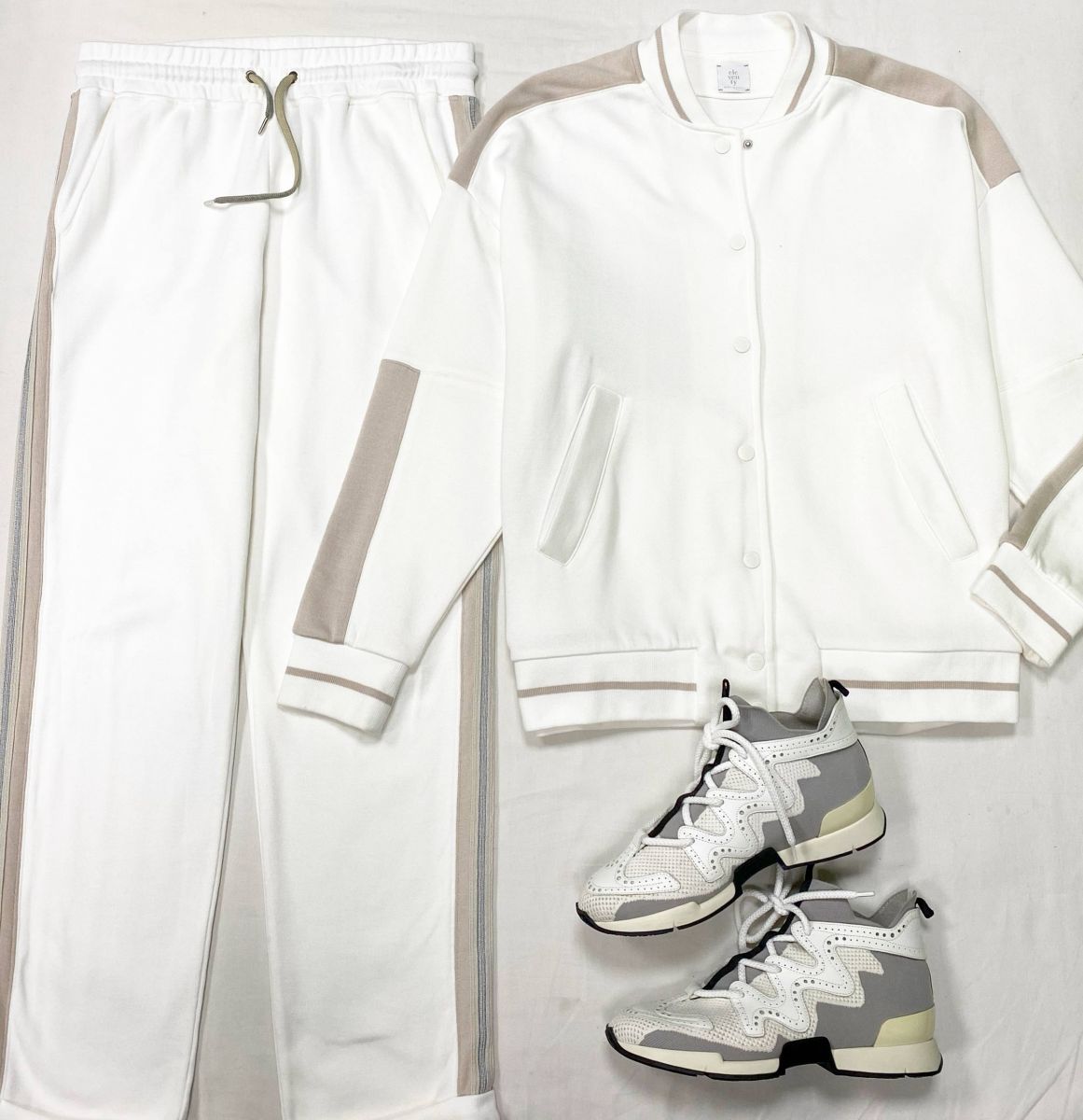 Костюм Eleventy размер M цена 39 138 руб Кроссовки Hermès размер 38 цена 39 138 руб