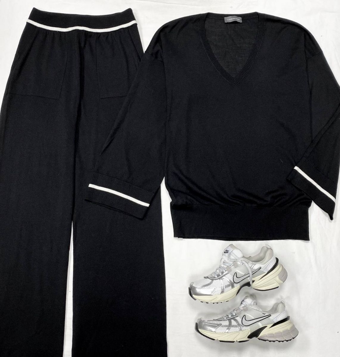 Костюм / кофта + брюки / Lorena Antoniazzi размер 44 цена 46 965 руб
Кроссовки Nike размер 38.5 цена 18 786 руб / новые / 