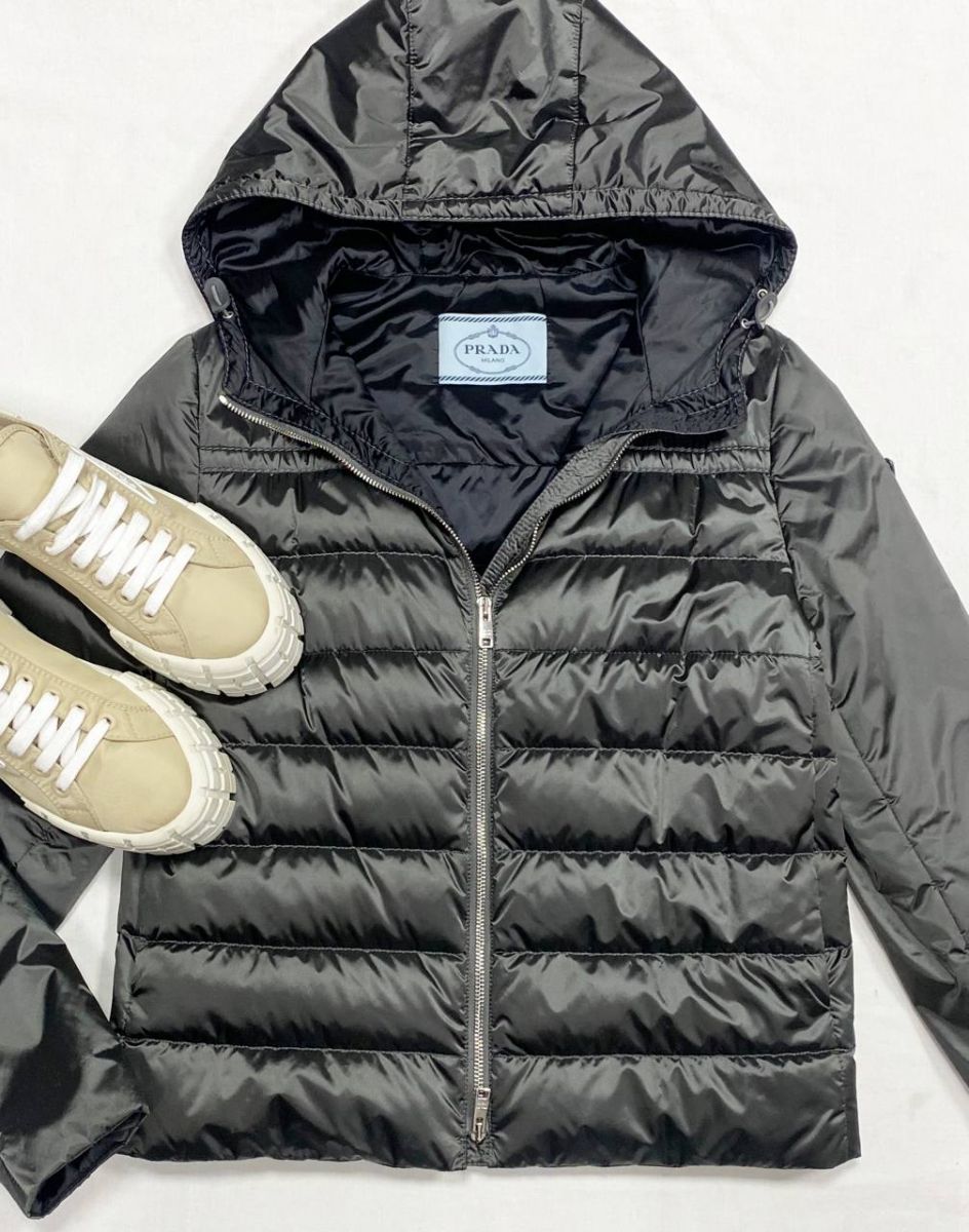 Куртка Prada размер 42 цена 62 620 руб
Кеды Prada размер 40 цена 39 138 руб