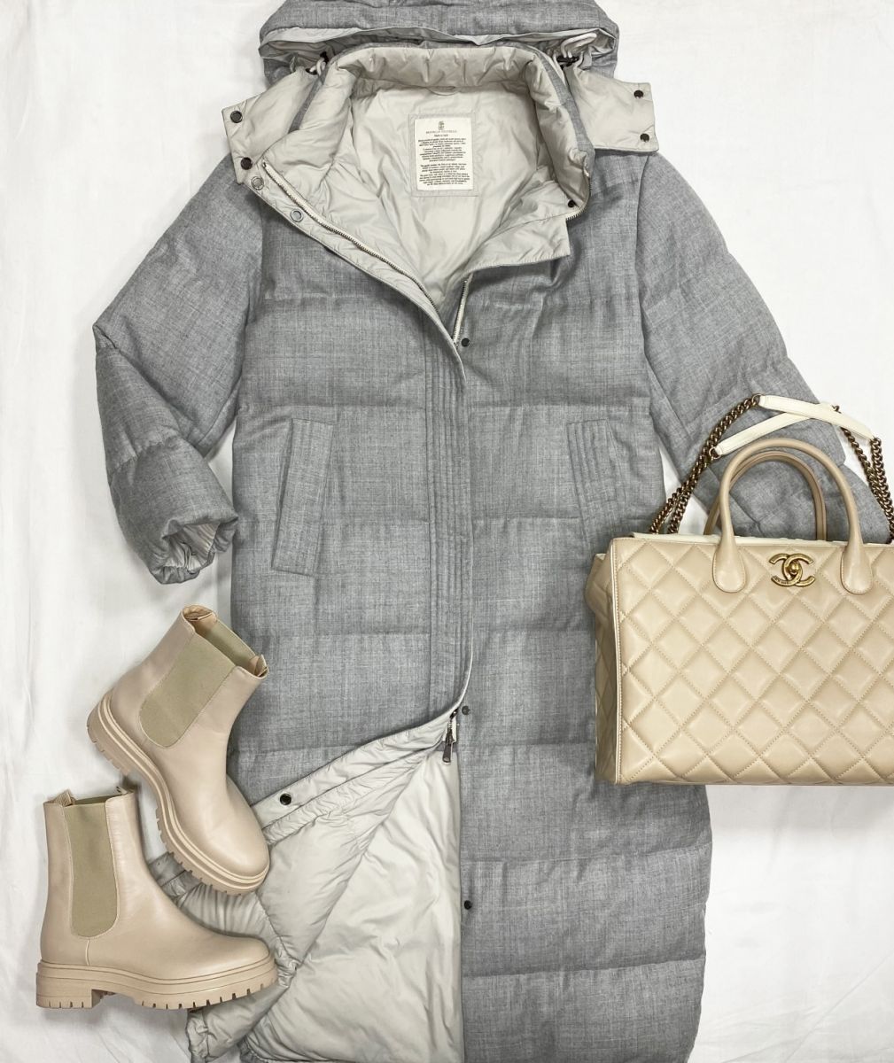 Пуховик / отделка манили / размер 46 цена 234 825 руб 
Ботинки Gianvito Rossi размер 40.5 цена 46 965 руб 
Сумка Chanel